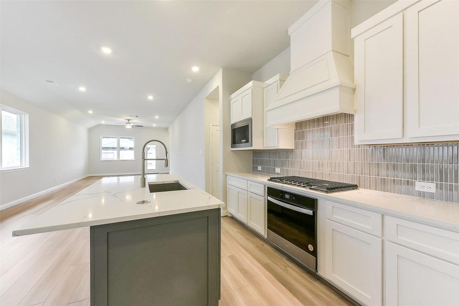 Furnished interior view inside a new home in Evergreen 40', Conroe (Image 12).