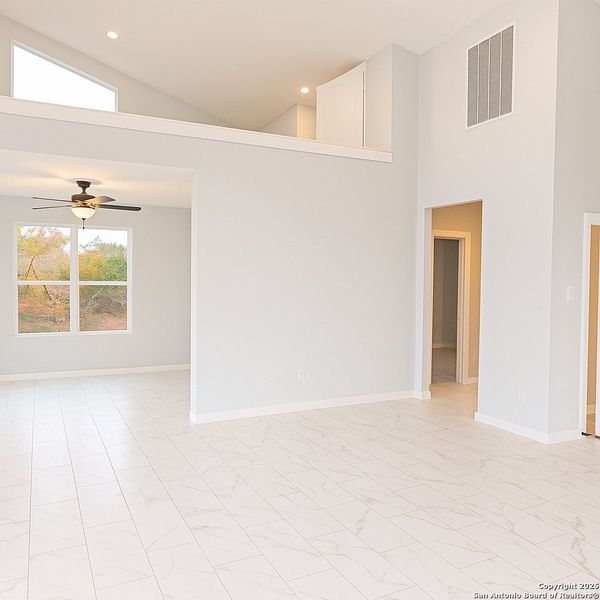 Spacious, unfurnished interior of a new home in , Canyon Lake (Image 12).