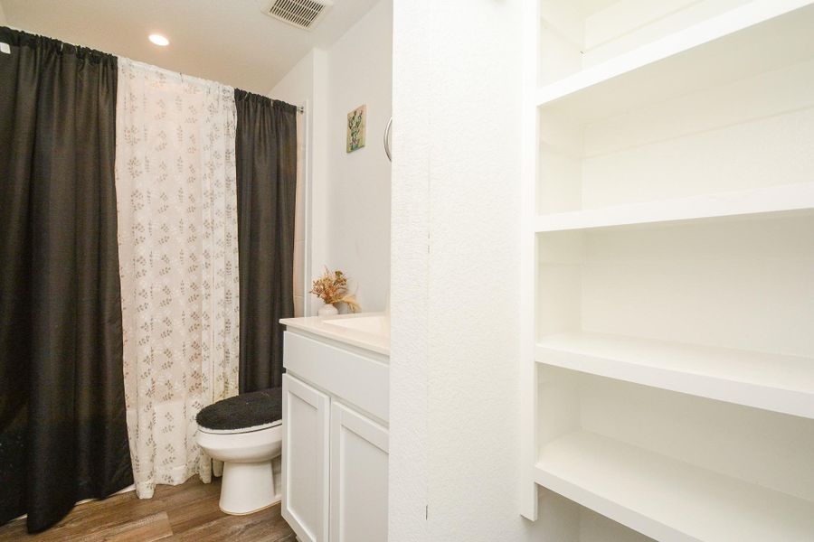Furnished interior view inside a new home in , Rosharon (Image 11).