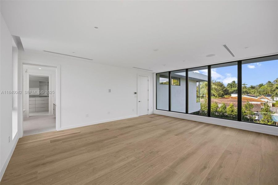 Spacious, unfurnished interior of a new home in , Miami (Image 23).