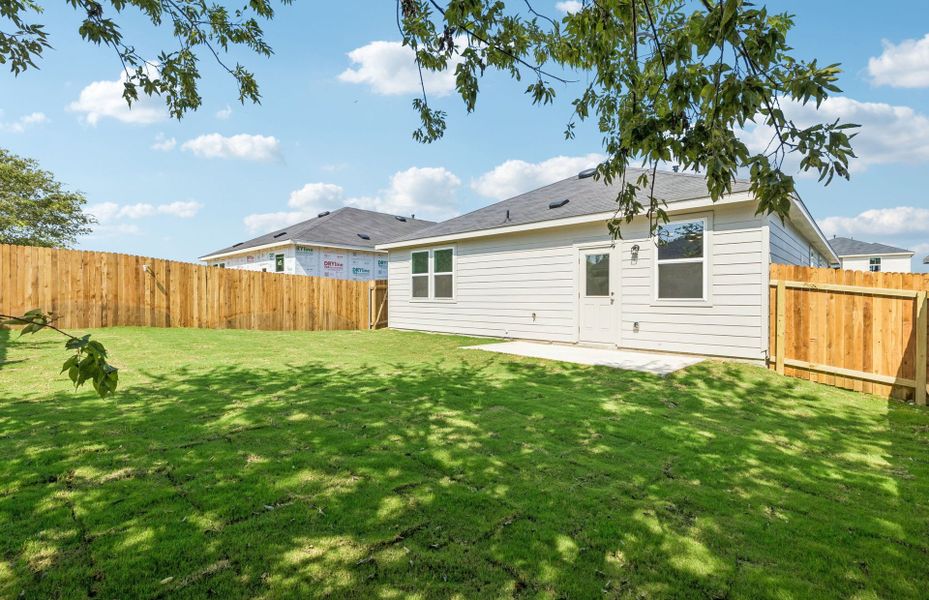 Exterior details and patio area of a home in Vantage, San Marcos (Image 3).