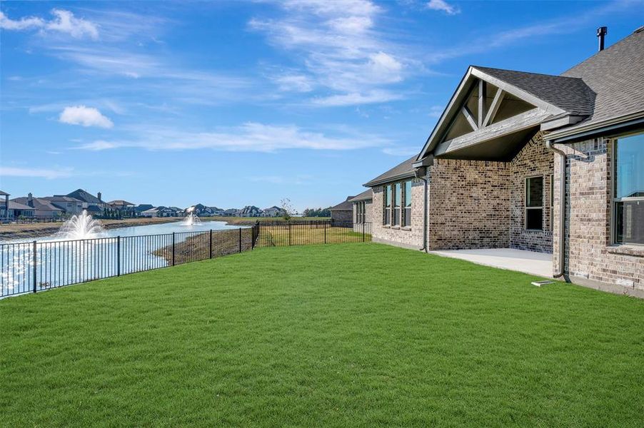 Exterior details and patio area of a home in Heath Golf & Yacht Estates, Heath (Image 23).
