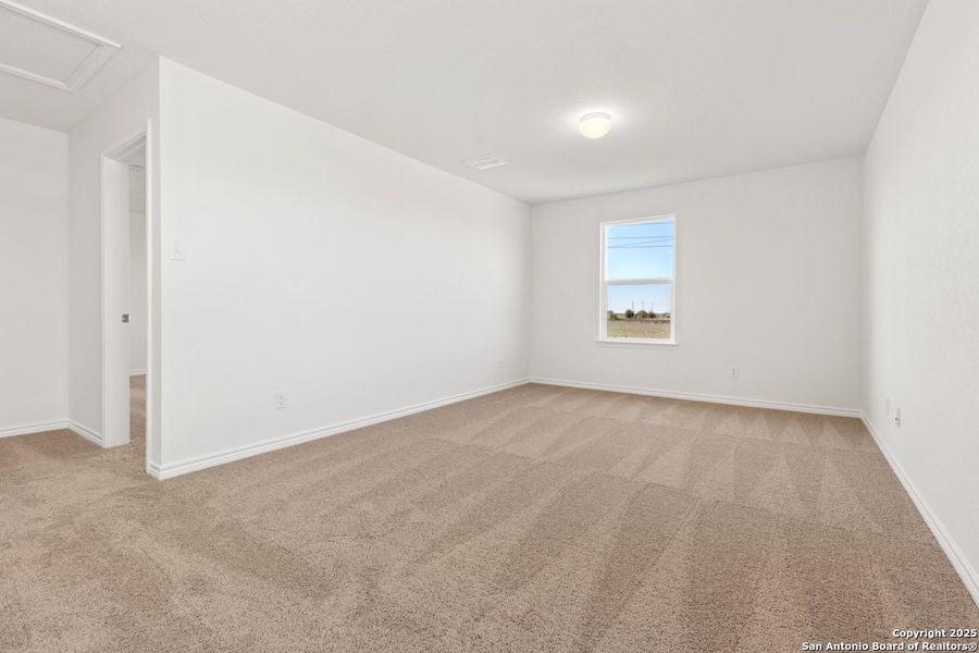 Spacious, unfurnished interior of a new home in Woodside Farms, Seguin (Image 8).