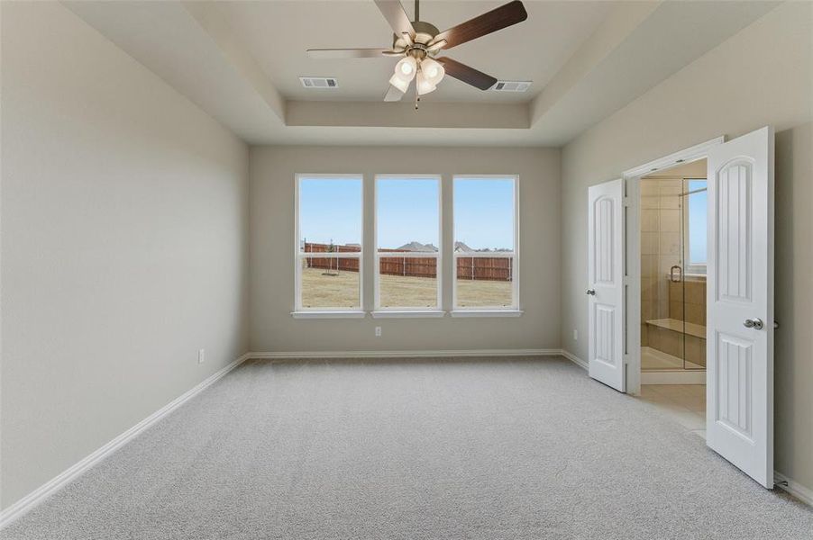 Spacious, unfurnished interior of a new home in Waterford Park, Weatherford (Image 11).