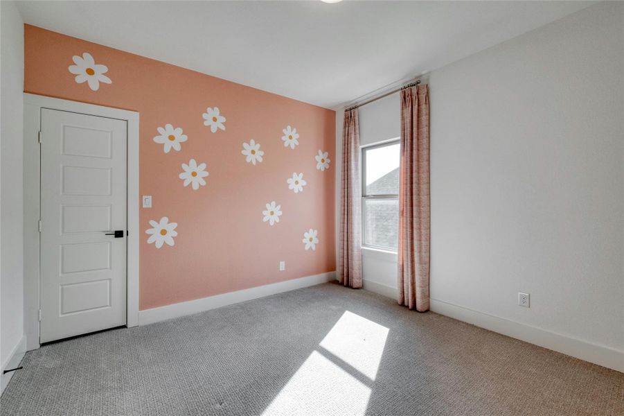 Spacious, unfurnished interior of a new home in Lariat 45', Liberty Hill (Image 16).