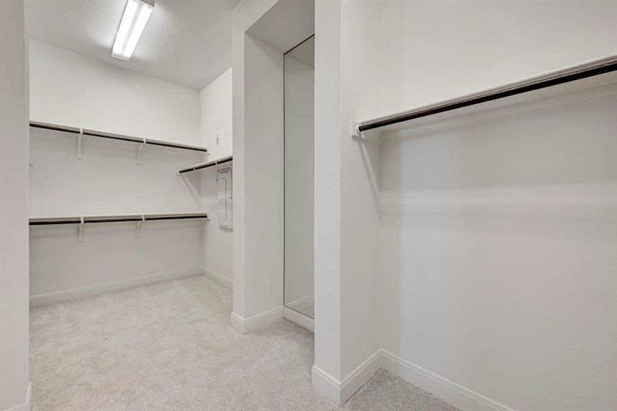 Spacious, unfurnished interior of a new home in Myrtle Creek, Waxahachie (Image 18). Spacious, unfurnished interior of a new home in Myrtle Creek, Waxahachie (Image 18).