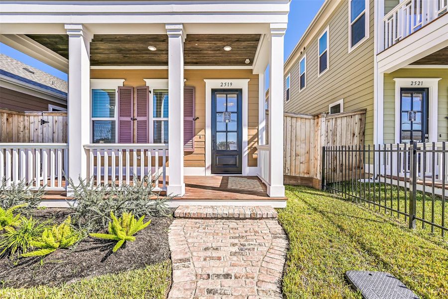 Exterior details and patio area of a home in Pearland Old Townsite, Pearland (Image 24).