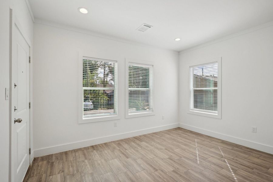 Spacious, unfurnished interior of a new home in , Houston (Image 22).