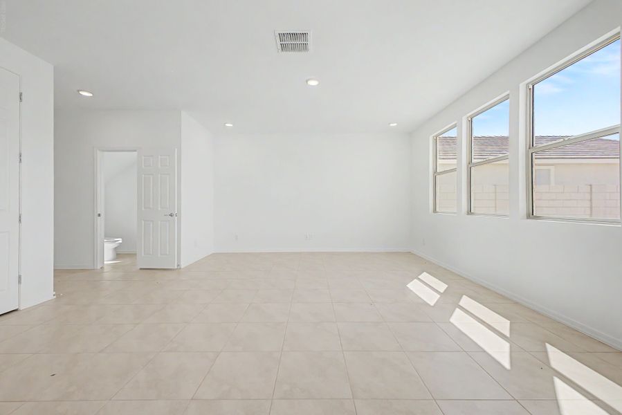 Spacious, unfurnished interior of a new home in Baker Farms, Phoenix (Image 9).