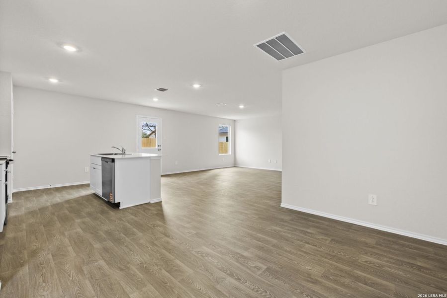 Spacious, unfurnished interior of a new home in Spring Valley, New Braunfels (Image 16).