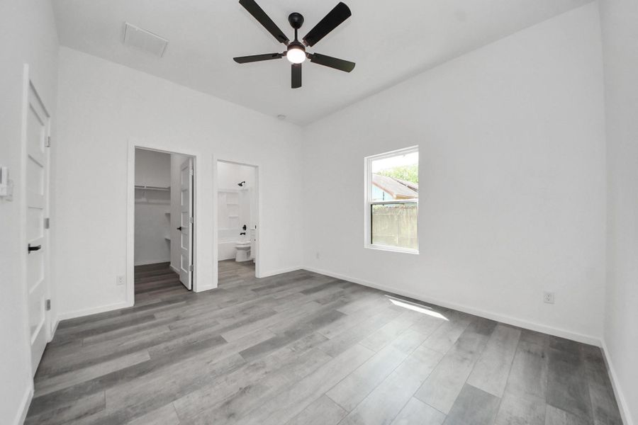 Spacious, unfurnished interior of a new home in , Baytown (Image 16).