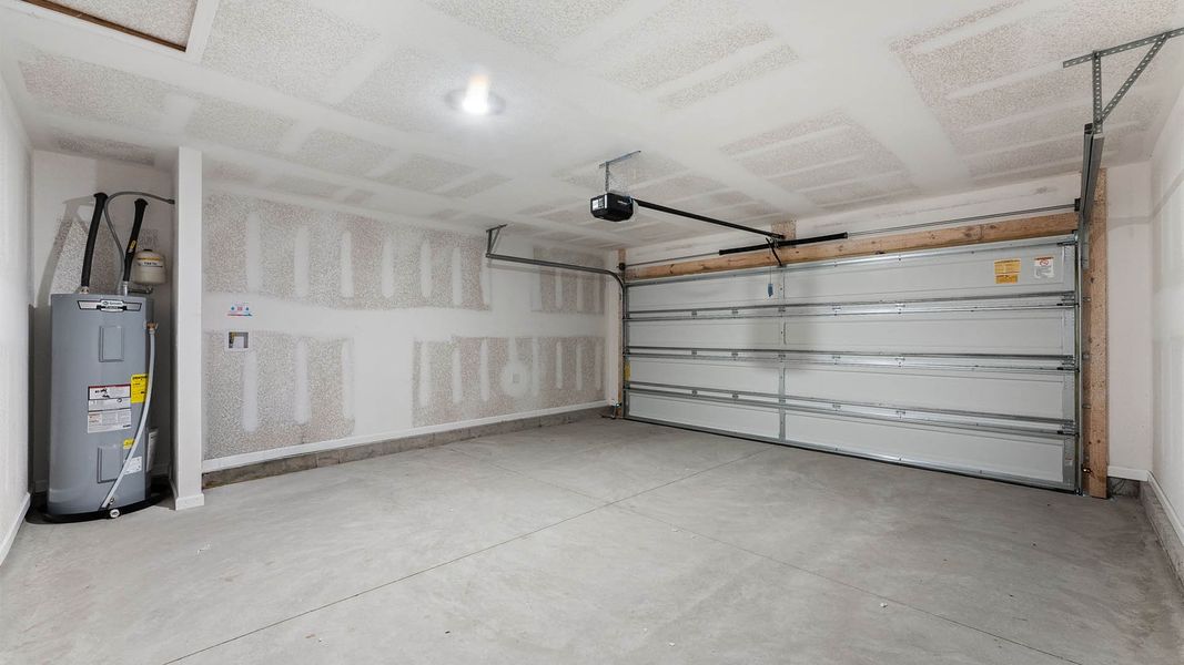 Spacious, unfurnished interior of a new home in Chateau Nemours, Port Saint Joe (Image 33).