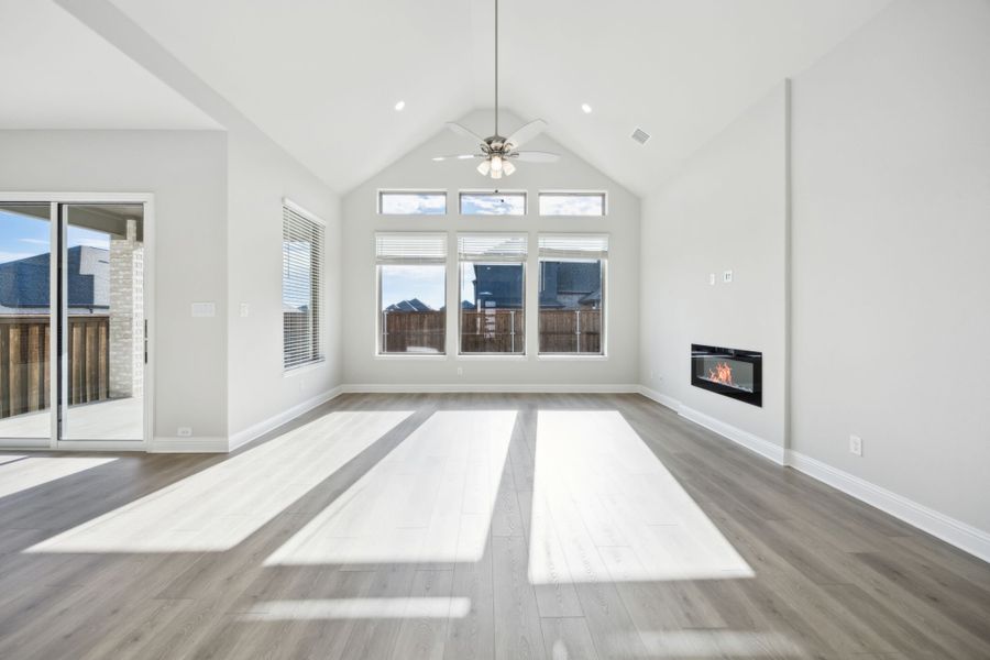 Spacious, unfurnished interior of a new home in Oaks of North Grove, Waxahachie (Image 14).