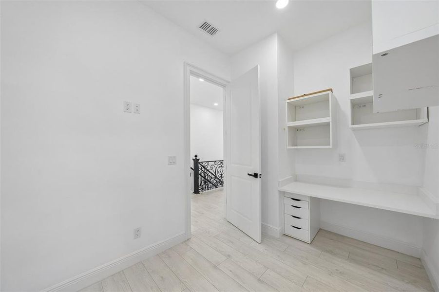 Spacious, unfurnished interior of a new home in , Tampa (Image 24).