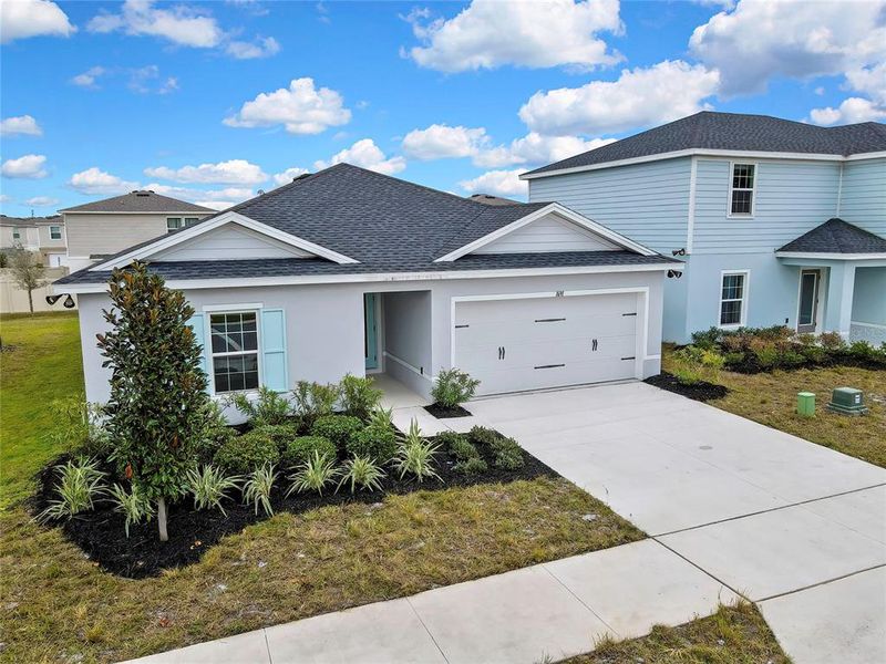 Exterior details and patio area of a home in , Sumterville (Image 4).