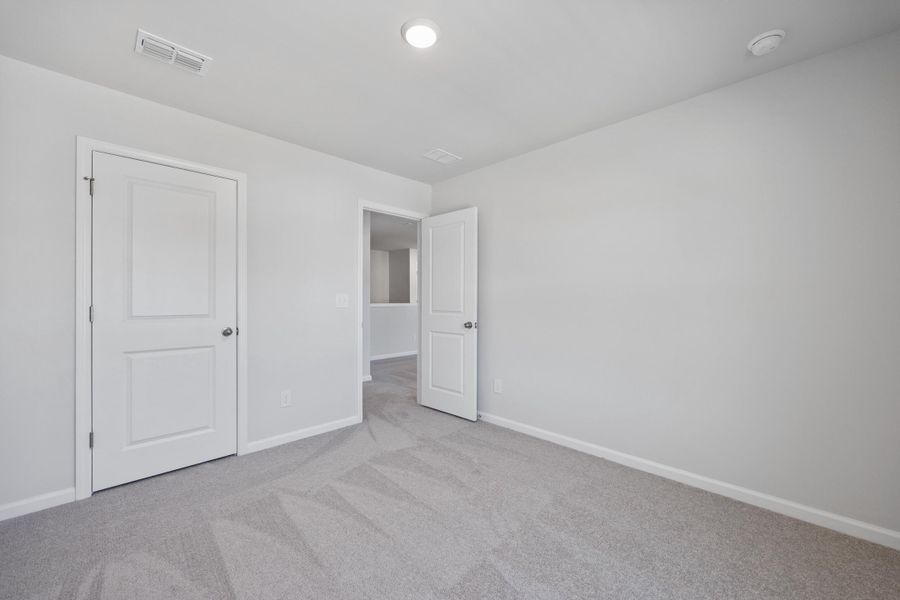 Spacious, unfurnished interior of a new home in Bradford Pointe, Summerville (Image 7).
