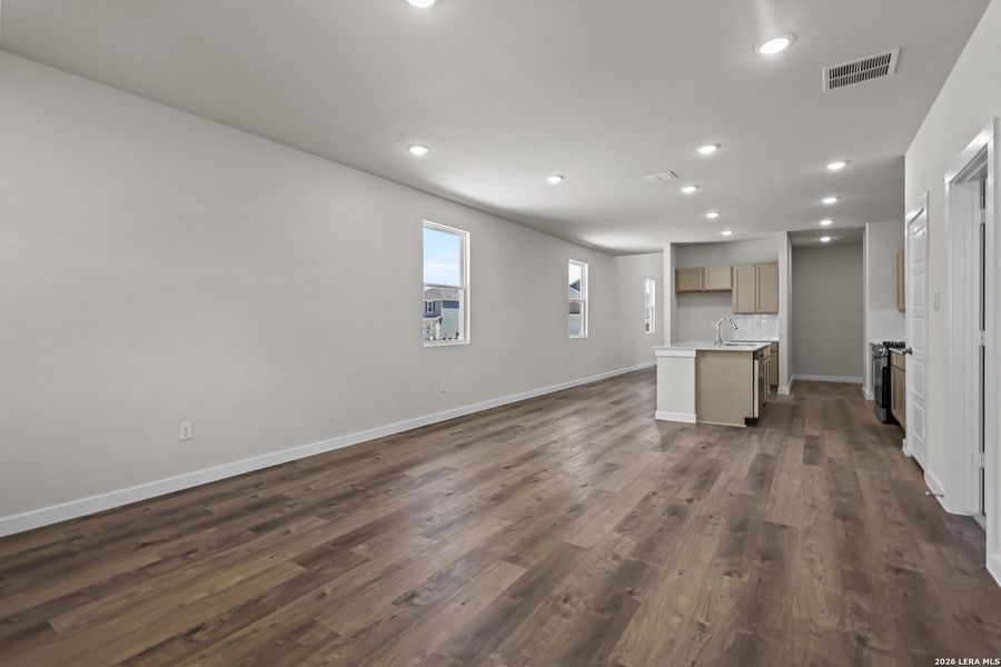 Spacious, unfurnished interior of a new home in Summerlin, San Antonio (Image 29).