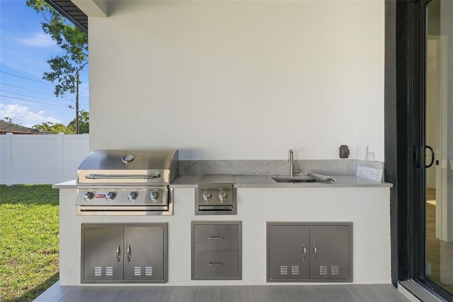 Exterior details and patio area of a home in , St. Petersburg (Image 30).