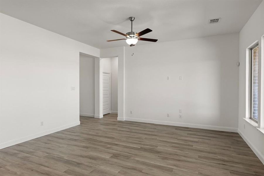 9_10. 541 San Angelo - Family (3) Large