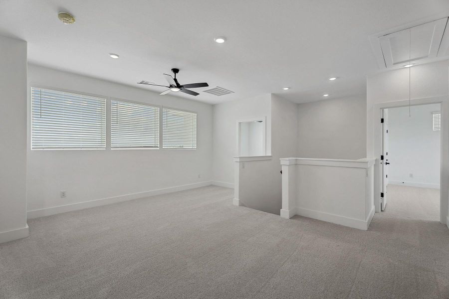 Spacious, unfurnished interior of a new home in Hallimore Ranch, Rosenberg (Image 19).