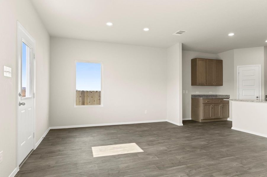 Spacious, unfurnished interior of a new home in Cloverleaf, Austin (Image 15).