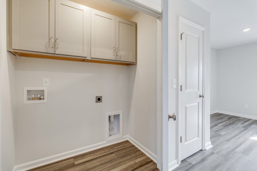 Spacious, unfurnished interior of a new home in Astoria, Columbia (Image 20).