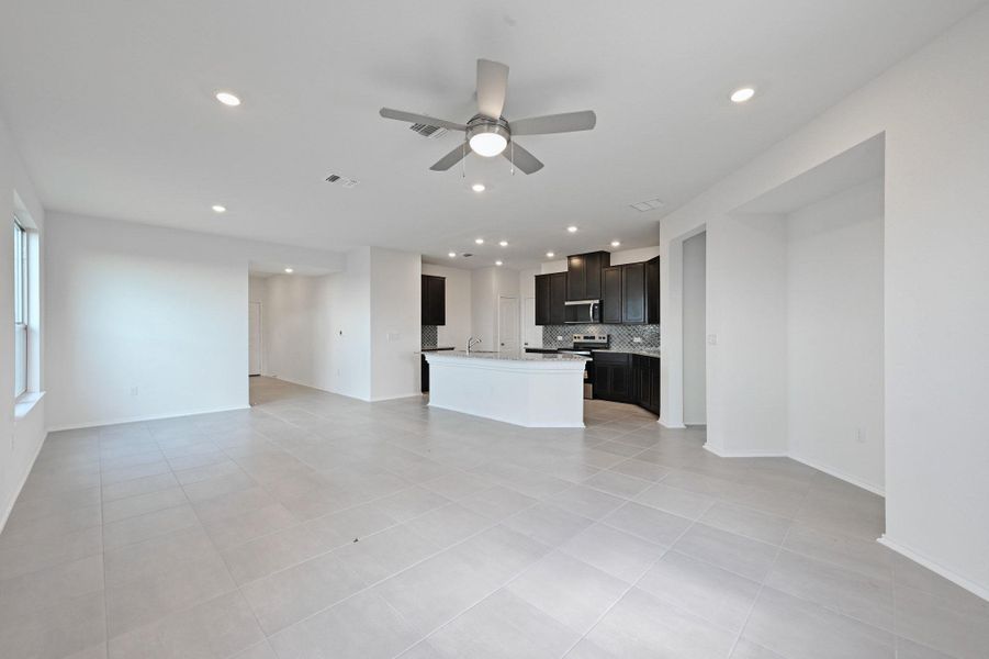 Spacious, unfurnished interior of a new home in Stoney Chase, Del Valle (Image 29).