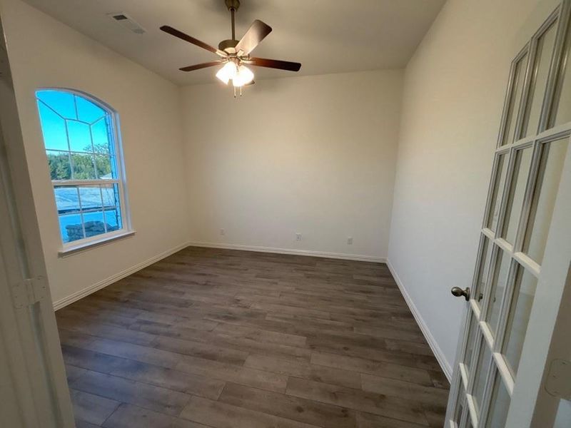 Spacious, unfurnished interior of a new home in Waterford Park, Weatherford (Image 10).