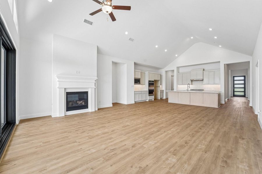 Spacious, unfurnished interior of a new home in Del Bello Lakes 60', Manvel (Image 47).