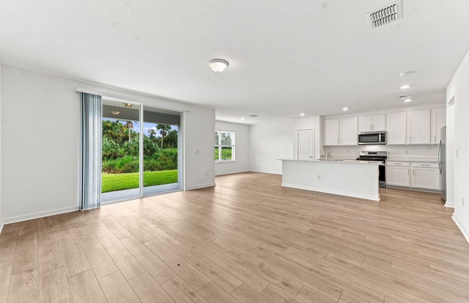 Spacious, unfurnished interior of a new home in Oakfield Trails, Parrish (Image 14).