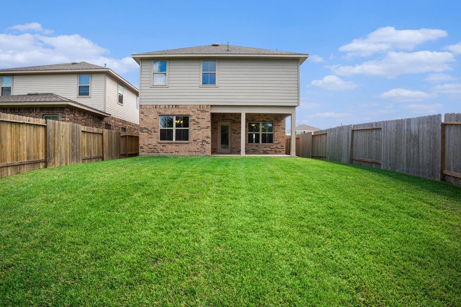 Exterior details and patio area of a home in Bayou Maison, Dickinson (Image 3).