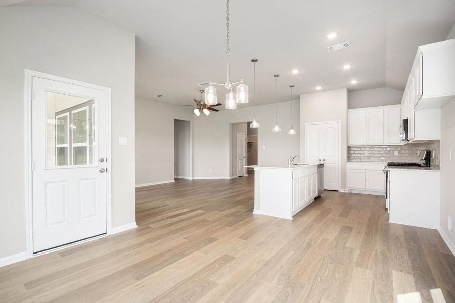 Spacious, unfurnished interior of a new home in Columbia Lakes, West Columbia (Image 14).