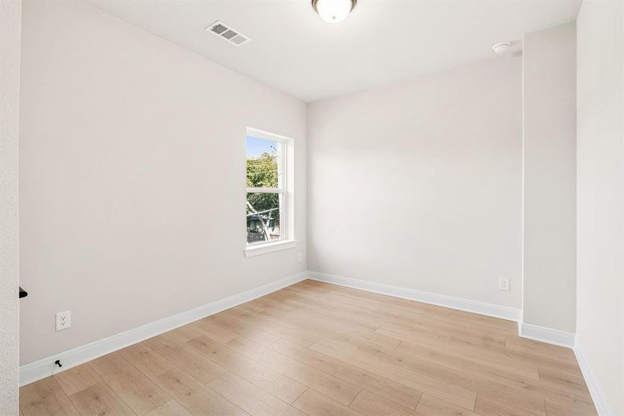 Spacious, unfurnished interior of a new home in Greenville Heights, Dallas (Image 27).