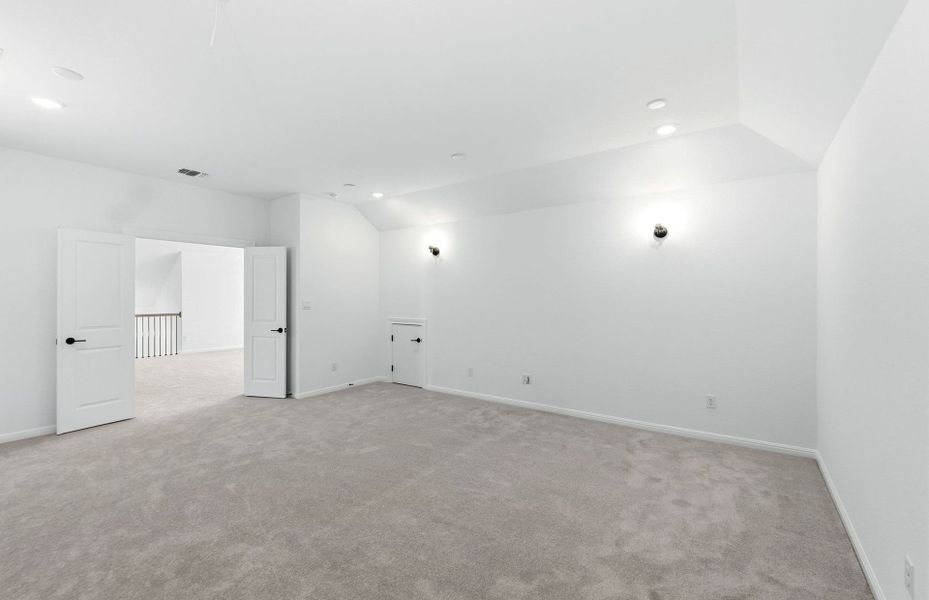 Spacious, unfurnished interior of a new home in Crescent Bluff, Georgetown (Image 19).