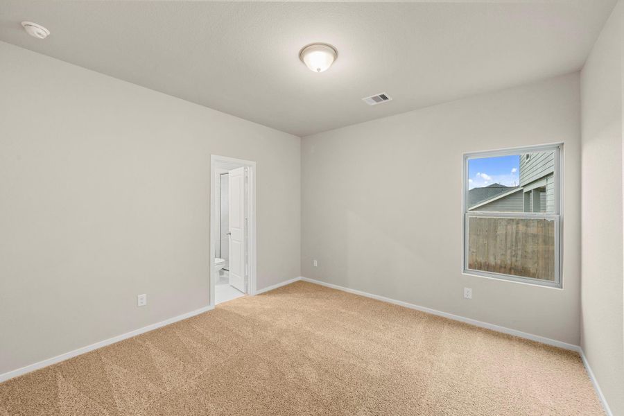 Spacious, unfurnished interior of a new home in Westridge Cove, Conroe (Image 24).