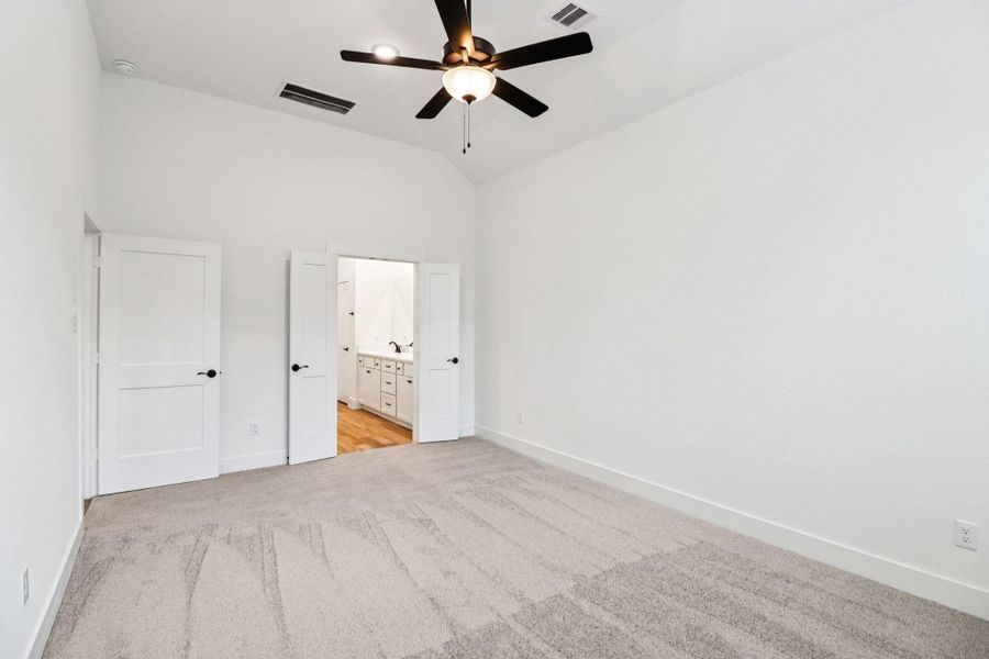Spacious, unfurnished interior of a new home in Kresston 50's, Montgomery (Image 20).