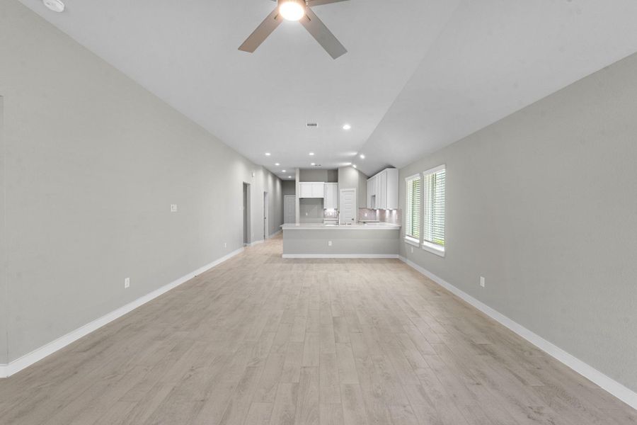 Spacious, unfurnished interior of a new home in Barton Creek Ranch, Conroe (Image 13).