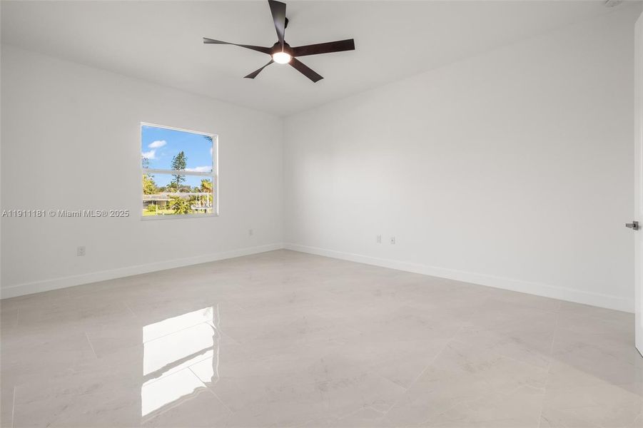Spacious, unfurnished interior of a new home in , Fort Myers (Image 37).