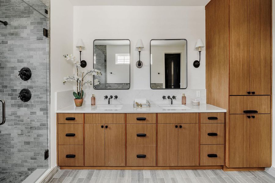 Sleek lines and natural stone come together to create a serene atmosphere, elevating every morning and evening routine. Sleek lines and natural stone come together to create a serene atmosphere, elevating every morning and evening routine.