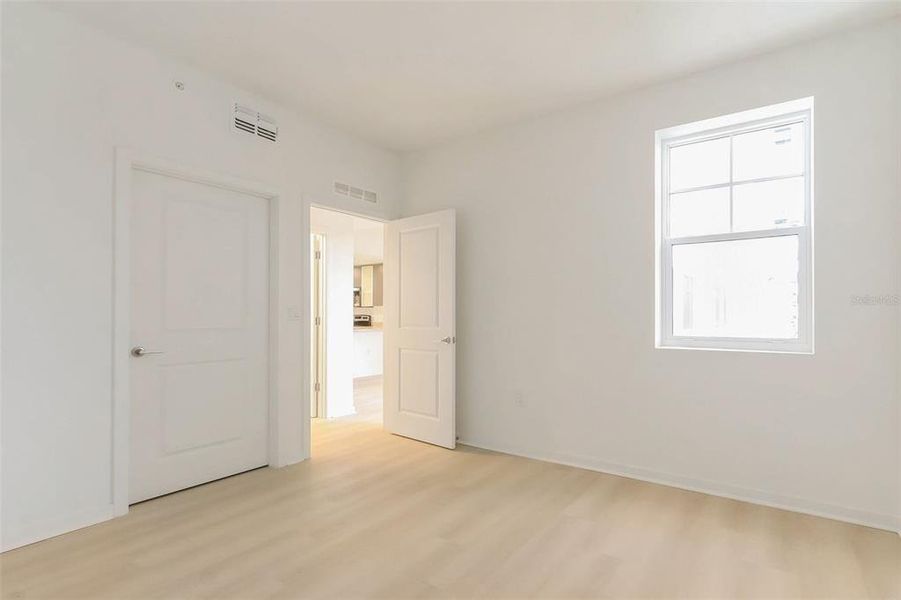 Spacious, unfurnished interior of a new home in , Orlando (Image 17).