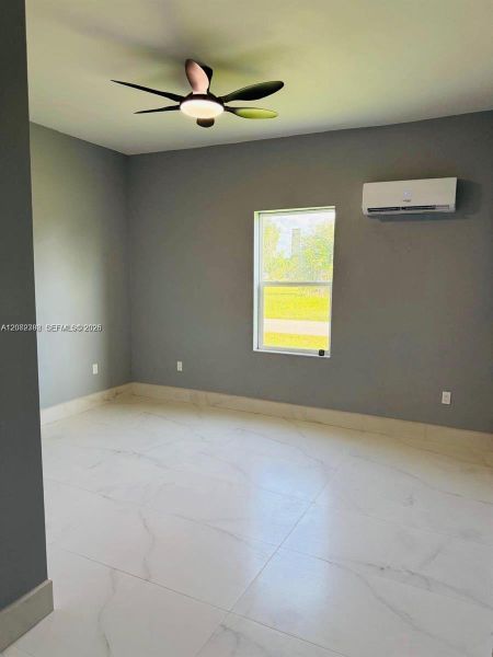 Spacious, unfurnished interior of a new home in , Sebring (Image 5).
