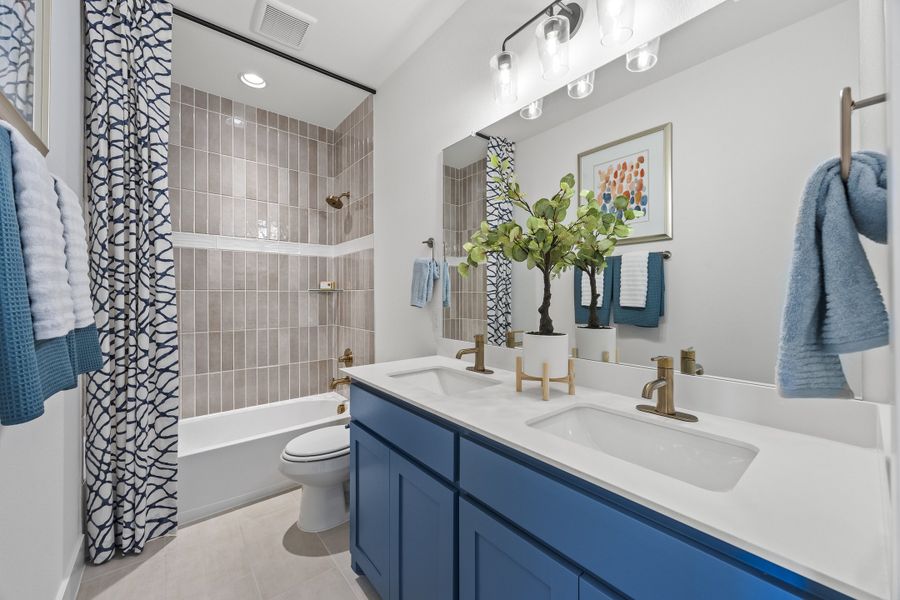 Representative furnished interior of a home built from the Lufkin by Windsor Homes in Oak Ridge Park, Corinth (Image 32).
