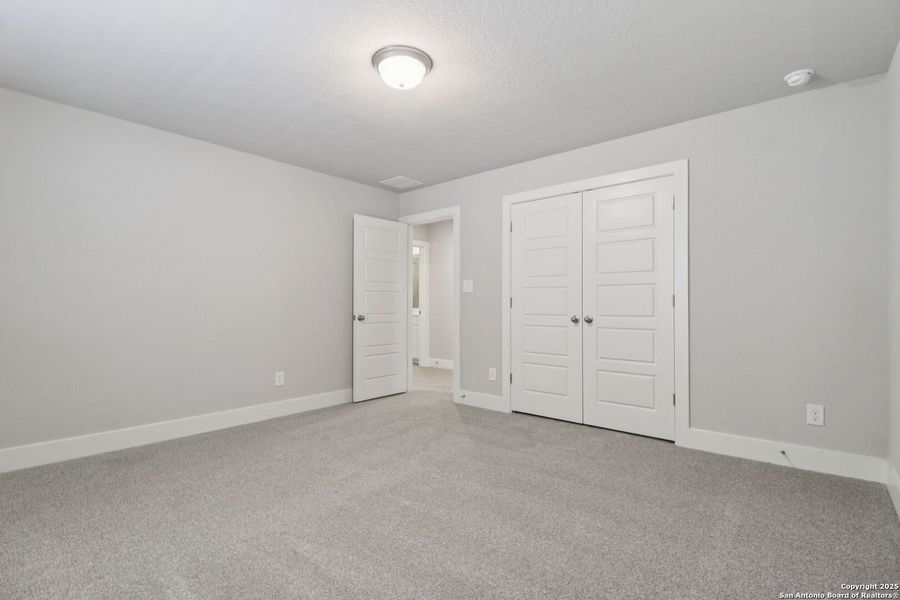 Spacious, unfurnished interior of a new home in Fox Falls, Boerne (Image 26).