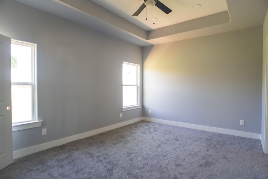 Spacious, unfurnished interior of a new home in , Navasota (Image 15).
