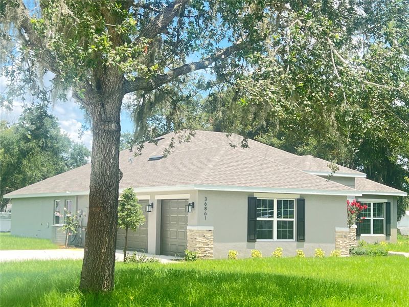 Exterior details and patio area of a home in Hill Country Estates, Dade City (Image 3).