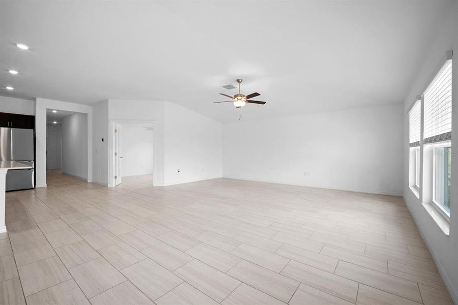 Spacious, unfurnished interior of a new home in North Park Isle, Plant City (Image 27).