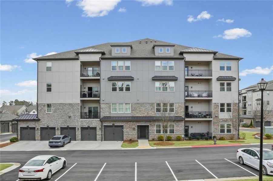 Condo located in Cumming, GA showcasing its design and architecture (Image 3).