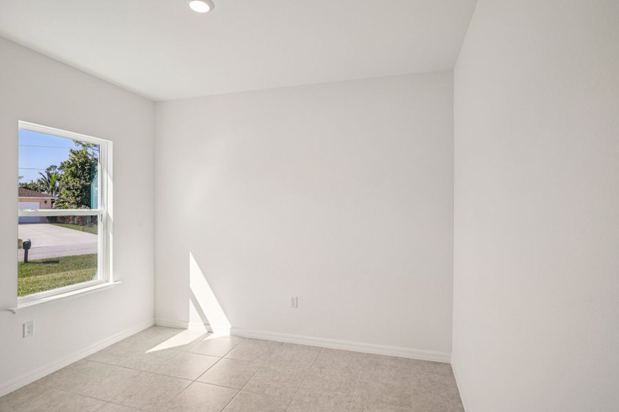 Spacious, unfurnished interior of a new home in Marion Oaks, Ocala (Image 15).