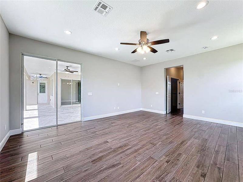 Spacious, unfurnished interior of a new home in , Orlando (Image 18).