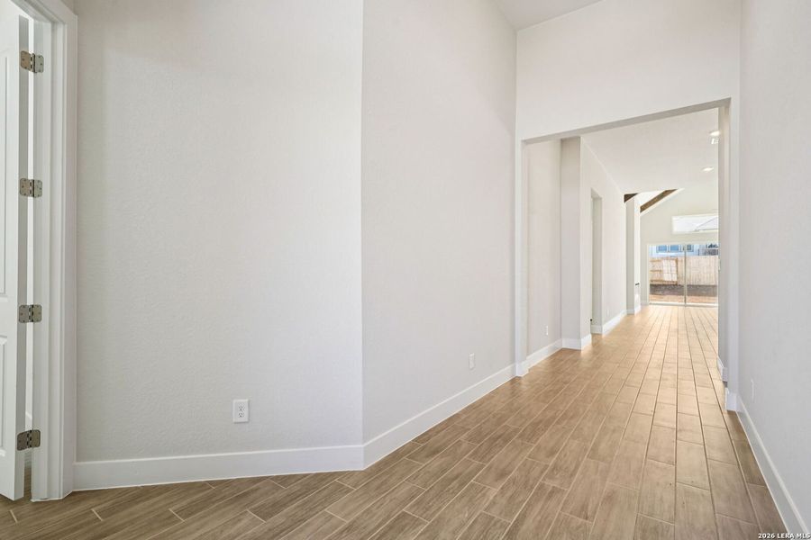 Spacious, unfurnished interior of a new home in Meyer Ranch, New Braunfels (Image 11).